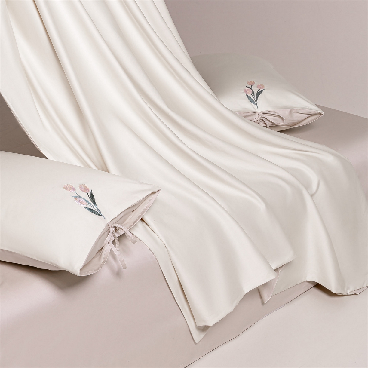 91家纺网 家纺一手货源 找家纺 DC 2026新款50S全棉花卉刺绣四件套--花屿系列 花屿-杏白+素粉（郁金香）