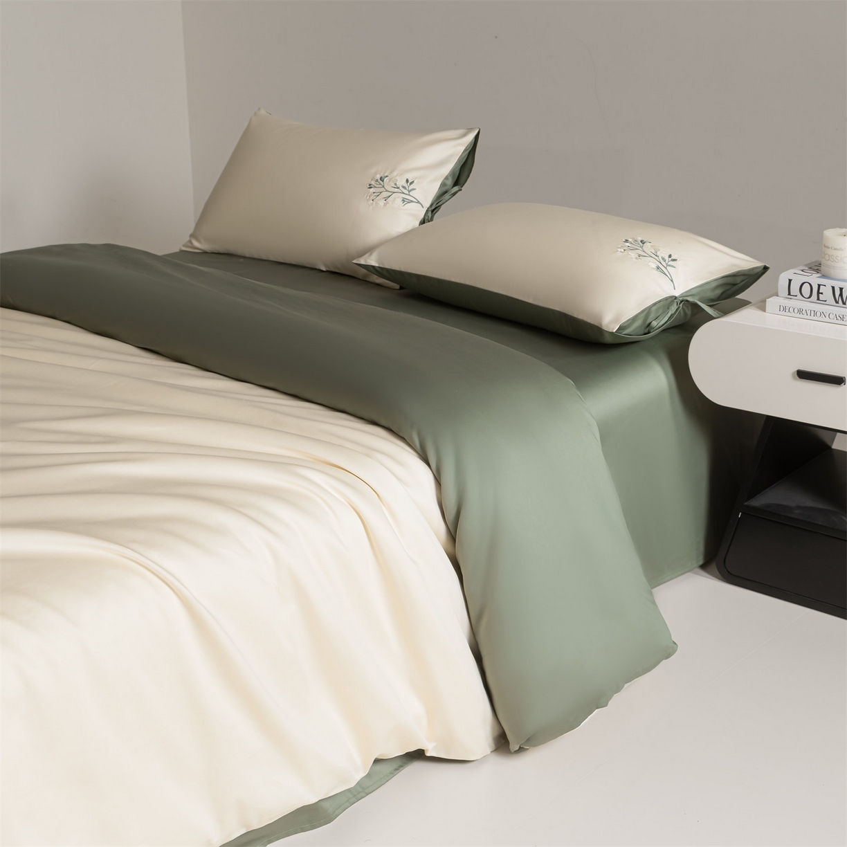 91家纺网 家纺一手货源 找家纺 DC 2026新款50S全棉花卉刺绣四件套--花屿系列 花屿-杏白+青黛绿（淡黄花）