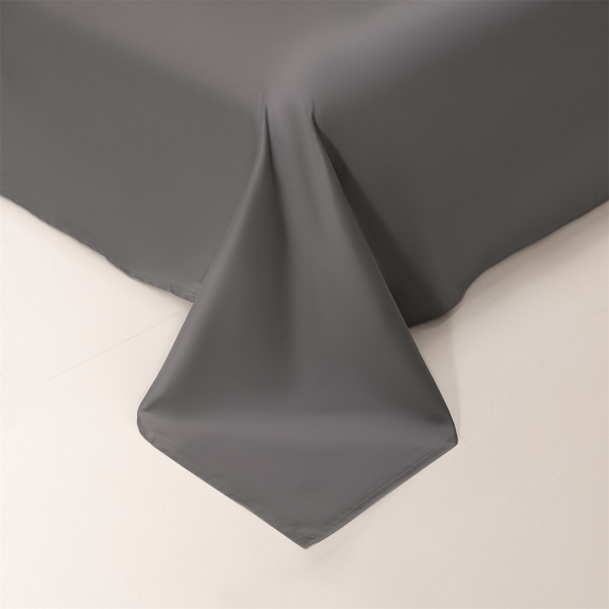 91家纺网 家纺一手货源 找家纺 DC 2026新款50S全棉花卉刺绣四件套--花屿系列 花屿-山灰+石墨灰（小白花）