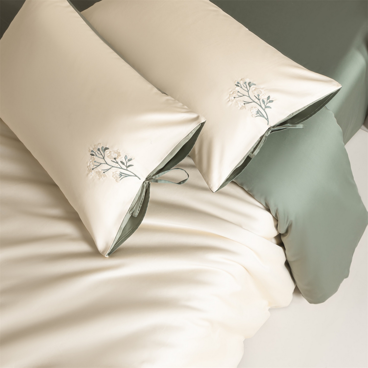 91家纺网 家纺一手货源 找家纺 DC 2026新款50S全棉花卉刺绣四件套--花屿系列 花屿-杏白+青黛绿（淡黄花）