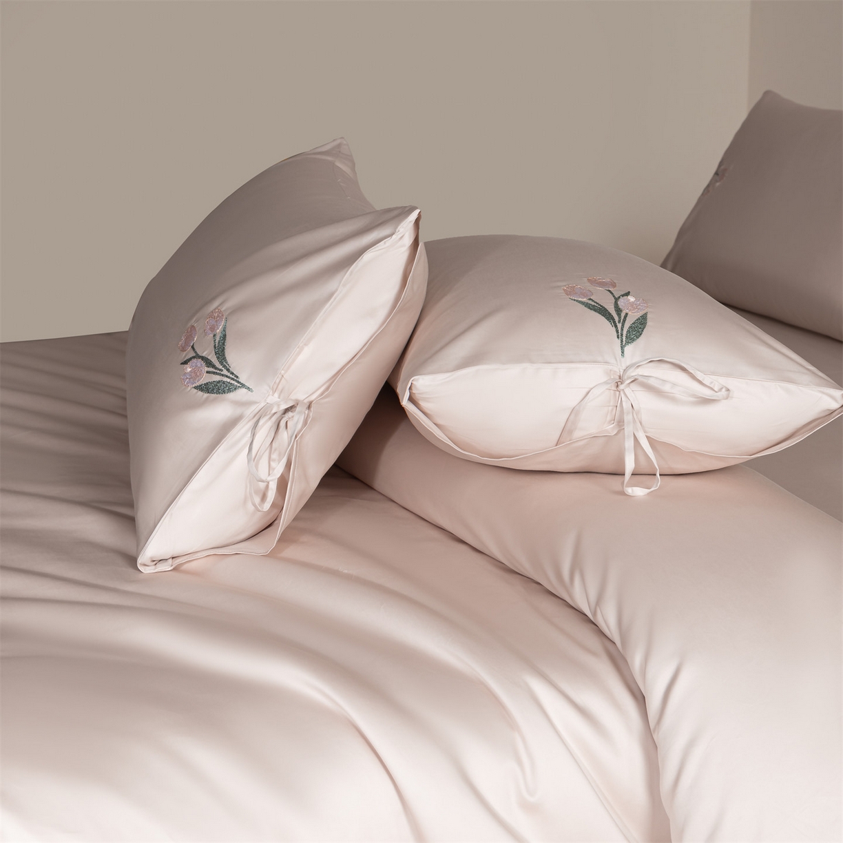 91家纺网 家纺一手货源 找家纺 DC 2026新款50S全棉花卉刺绣四件套--花屿系列 花屿-素粉（郁金香）