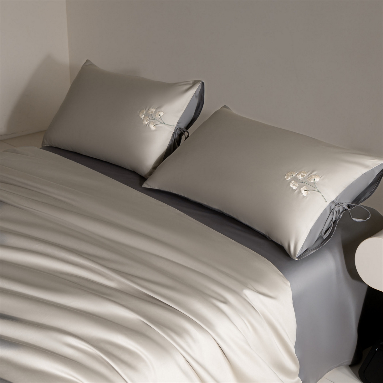 91家纺网 家纺一手货源 找家纺 DC 2026新款50S全棉花卉刺绣四件套--花屿系列 花屿-山灰+石墨灰（小白花）