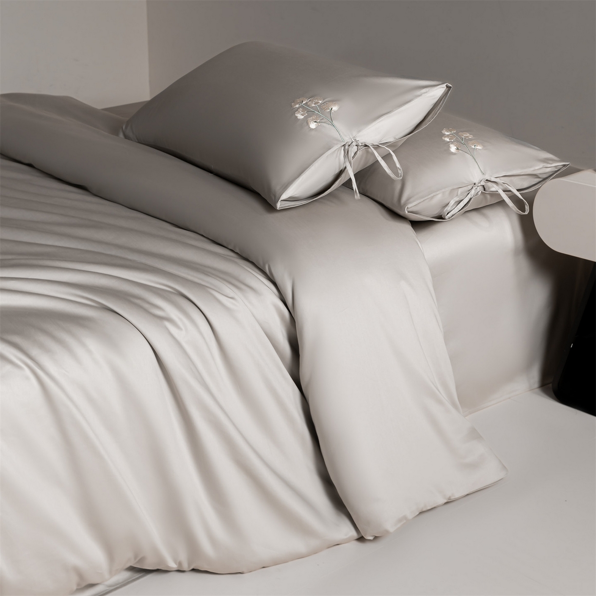 91家纺网 家纺一手货源 找家纺 DC 2026新款50S全棉花卉刺绣四件套--花屿系列 花屿-山灰（小白花）