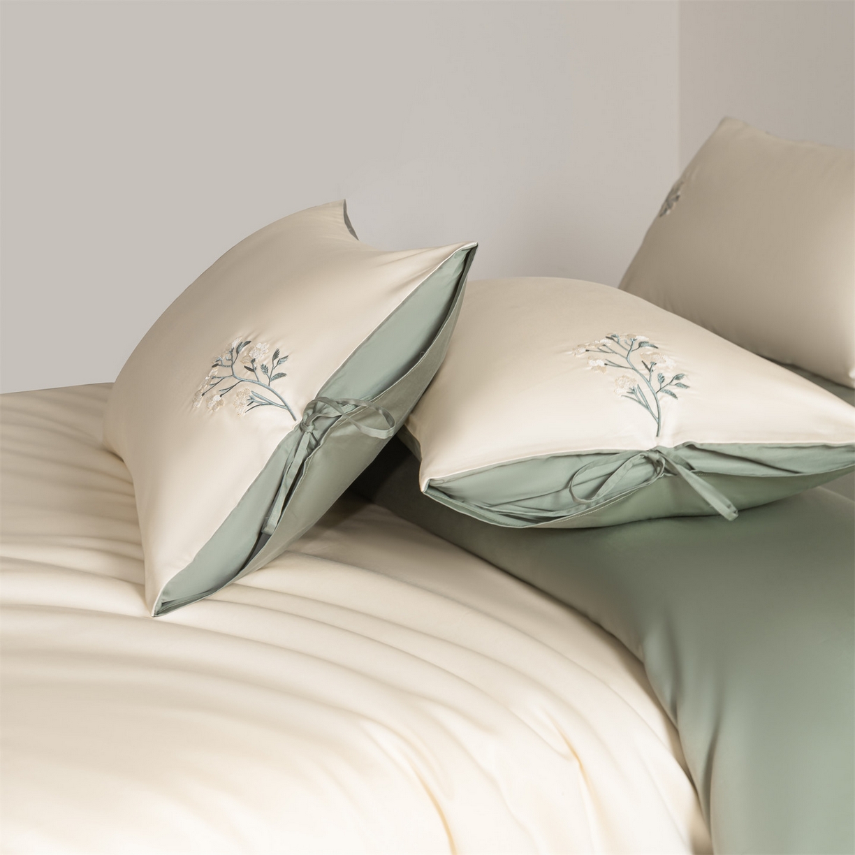 91家纺网 家纺一手货源 找家纺 DC 2026新款50S全棉花卉刺绣四件套--花屿系列 花屿-杏白+青黛绿（淡黄花）