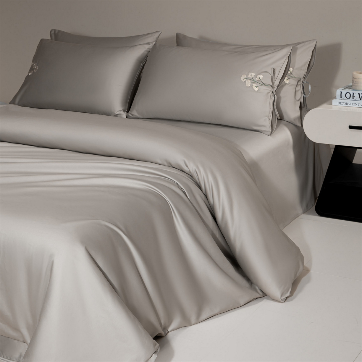 91家纺网 家纺一手货源 找家纺 DC 2026新款50S全棉花卉刺绣四件套--花屿系列 花屿-山灰（小白花）