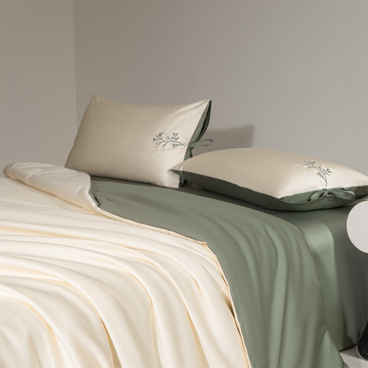 91家纺网 家纺一手货源 找家纺 DC 2026新款50S全棉花卉刺绣四件套--花屿系列 花屿-杏白+青黛绿（淡黄花）