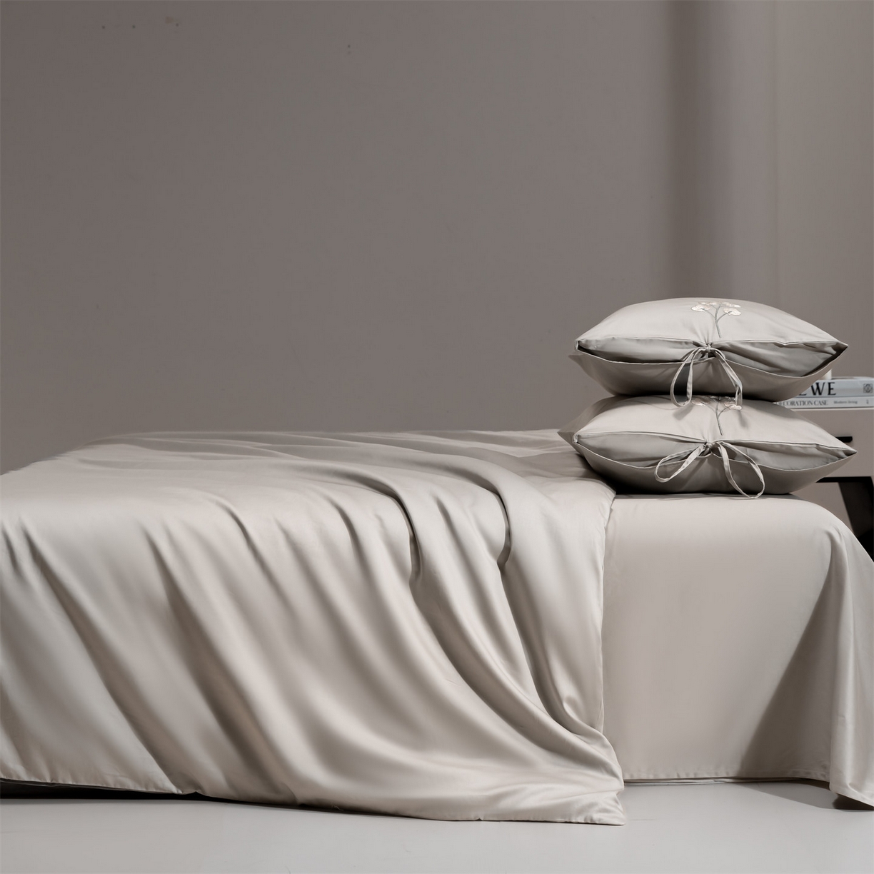 91家纺网 家纺一手货源 找家纺 DC 2026新款50S全棉花卉刺绣四件套--花屿系列 花屿-山灰（小白花）