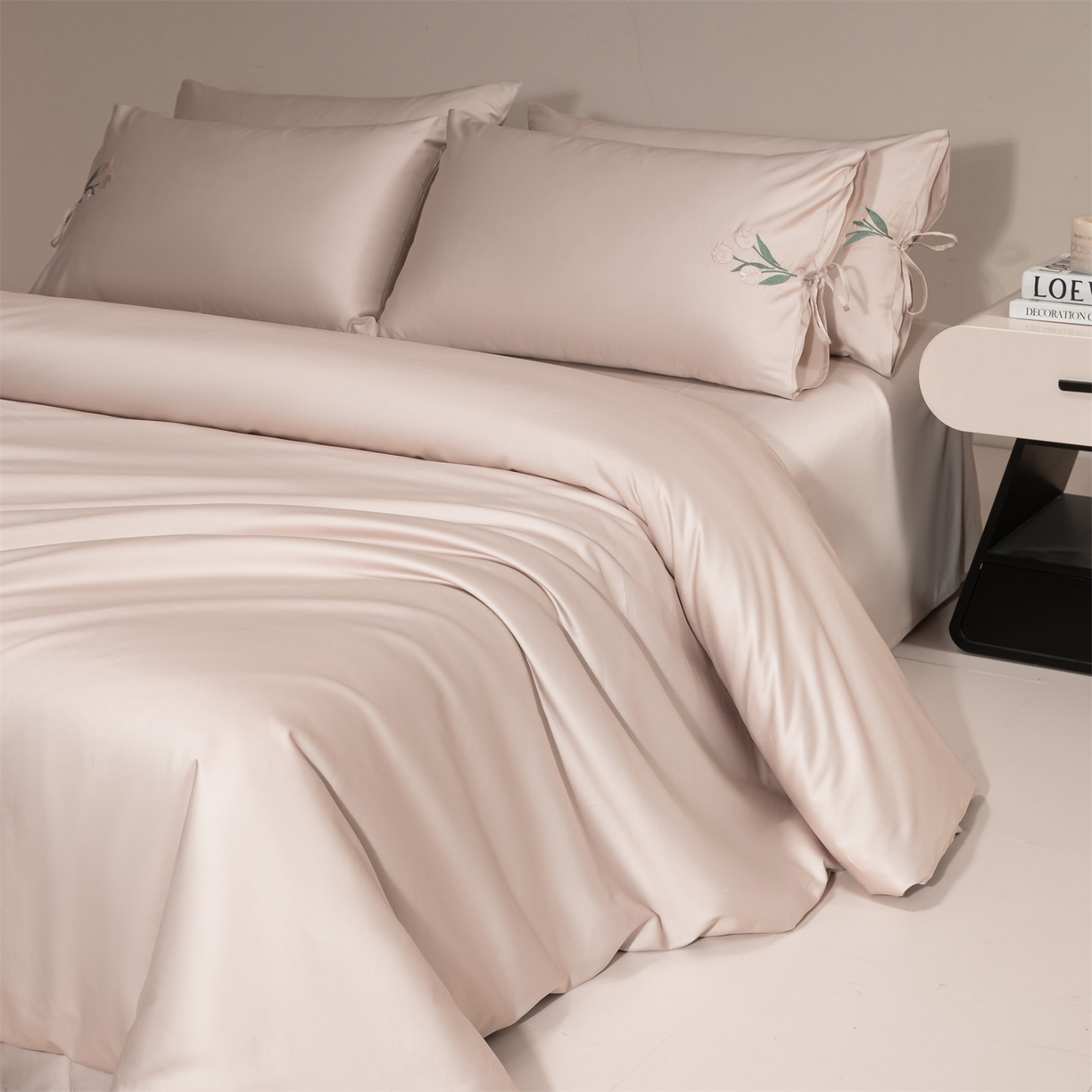 91家纺网 家纺一手货源 找家纺 DC 2026新款50S全棉花卉刺绣四件套--花屿系列 花屿-素粉（郁金香）