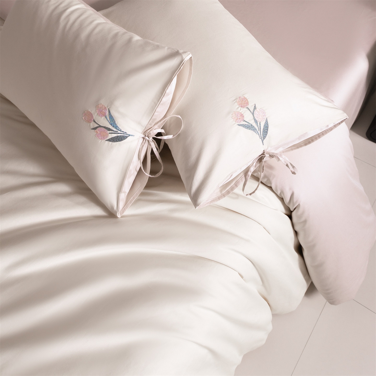 91家纺网 家纺一手货源 找家纺 DC 2026新款50S全棉花卉刺绣四件套--花屿系列 花屿-杏白+素粉（郁金香）