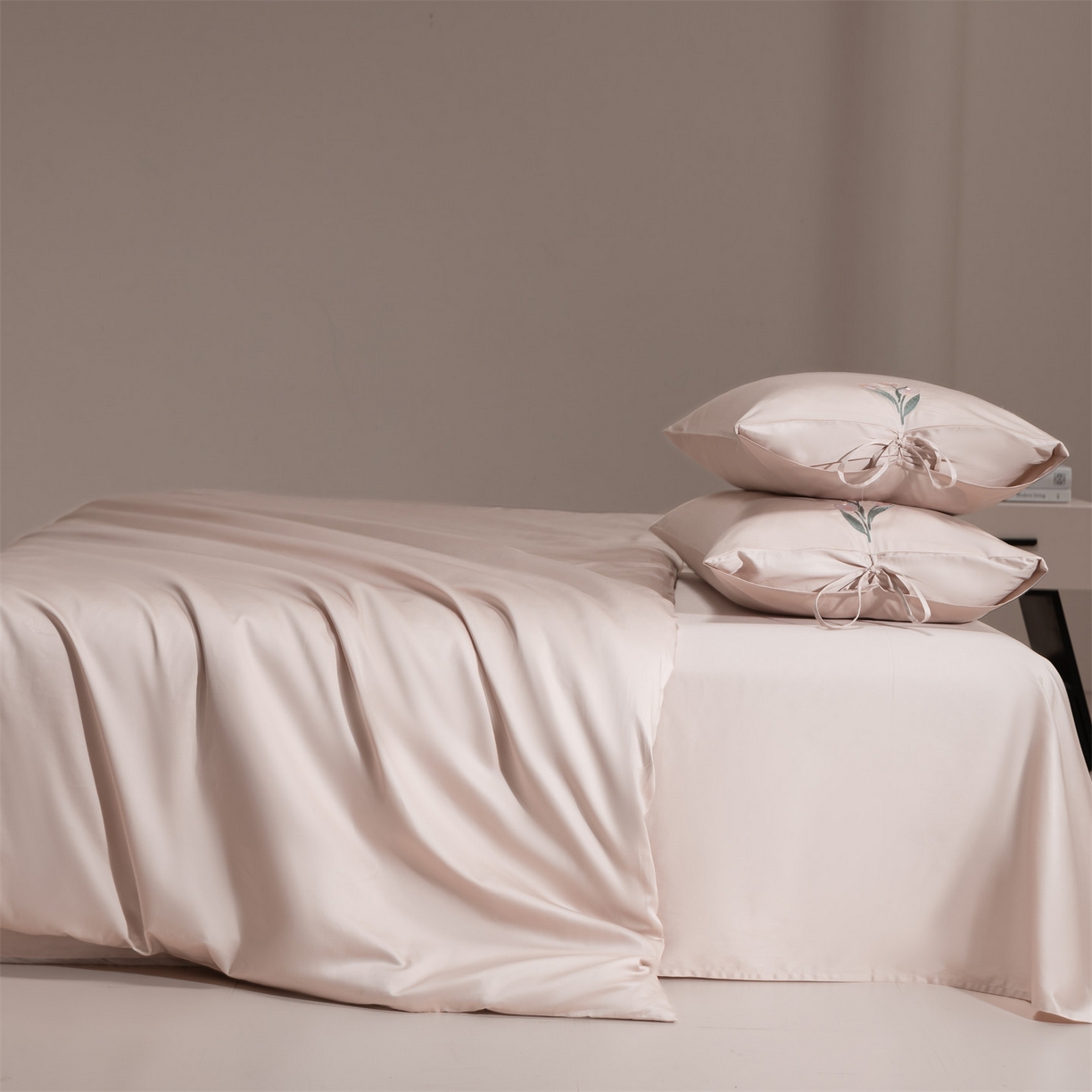 91家纺网 家纺一手货源 找家纺 DC 2026新款50S全棉花卉刺绣四件套--花屿系列 花屿-素粉（郁金香）