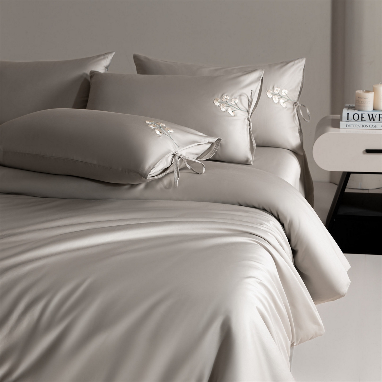 91家纺网 家纺一手货源 找家纺 DC 2026新款50S全棉花卉刺绣四件套--花屿系列 花屿-山灰（小白花）