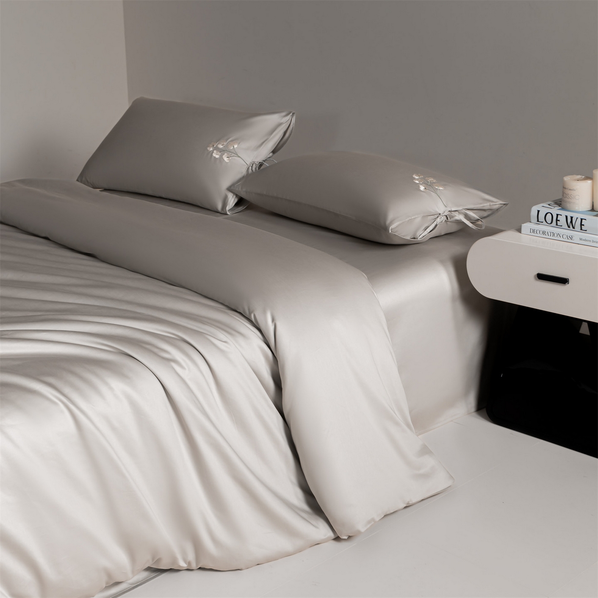 91家纺网 家纺一手货源 找家纺 DC 2026新款50S全棉花卉刺绣四件套--花屿系列 花屿-山灰（小白花）