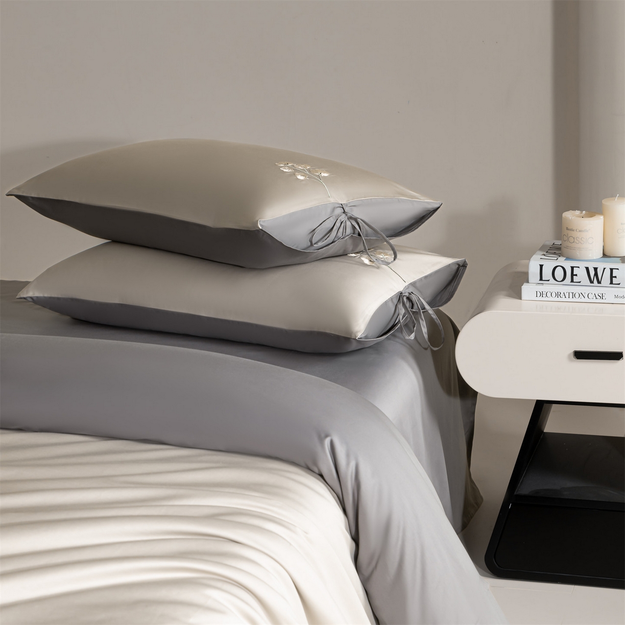 91家纺网 家纺一手货源 找家纺 DC 2026新款50S全棉花卉刺绣四件套--花屿系列 花屿-山灰+石墨灰（小白花）