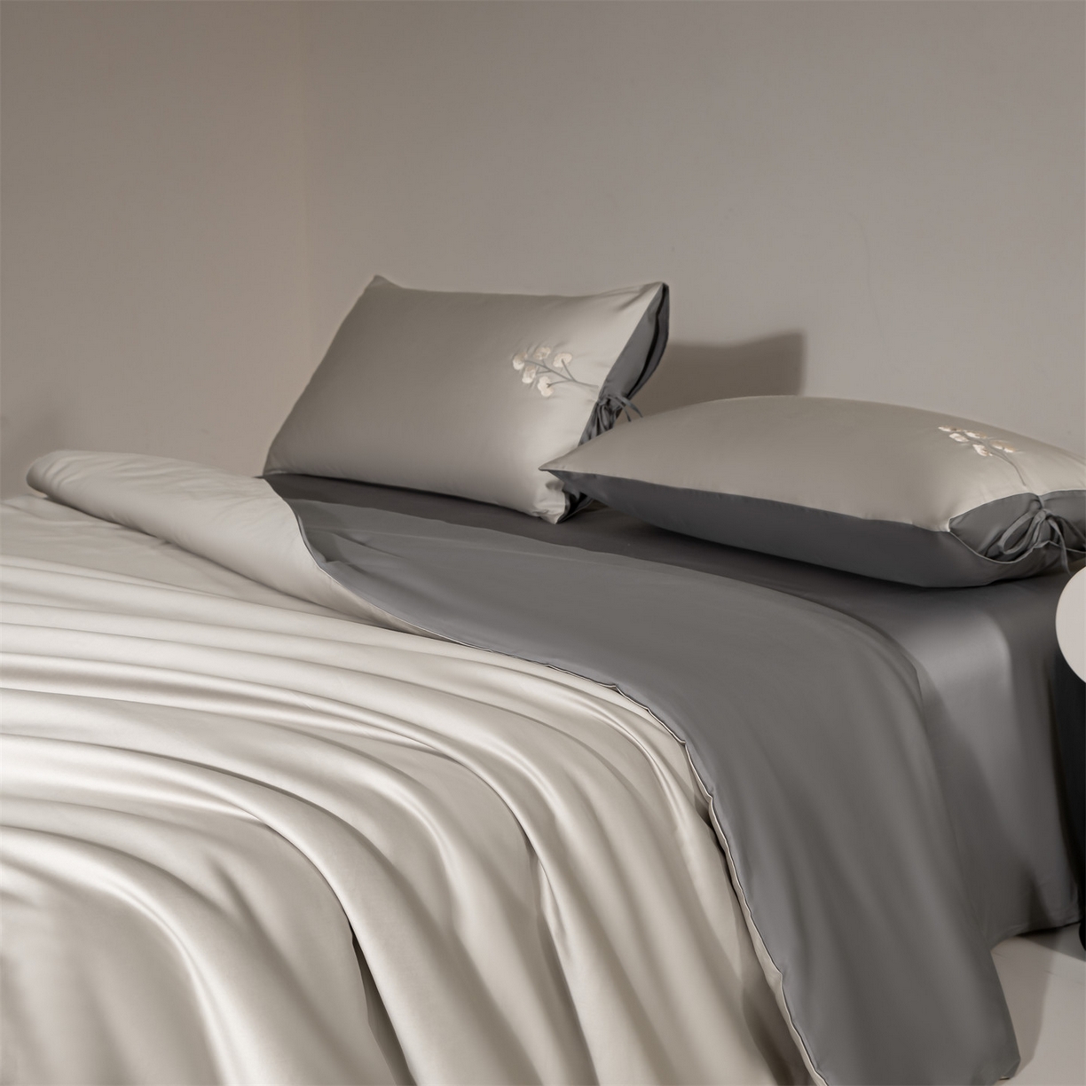 91家纺网 家纺一手货源 找家纺 DC 2026新款50S全棉花卉刺绣四件套--花屿系列 花屿-山灰+石墨灰（小白花）