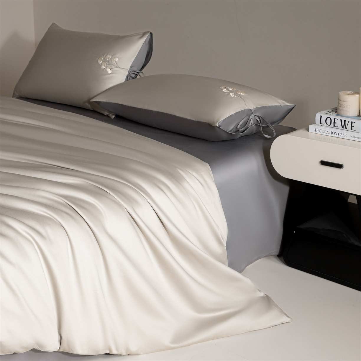 91家纺网 家纺一手货源 找家纺 DC 2026新款50S全棉花卉刺绣四件套--花屿系列 花屿-山灰+石墨灰（小白花）