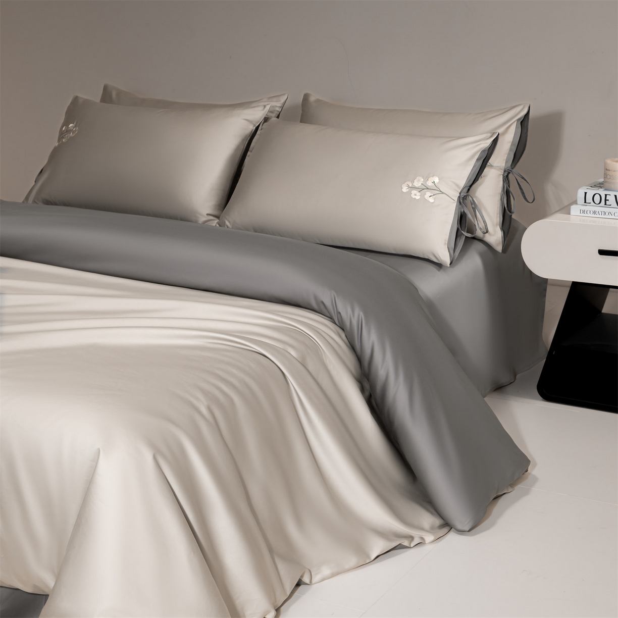 91家纺网 家纺一手货源 找家纺 DC 2026新款50S全棉花卉刺绣四件套--花屿系列 花屿-山灰+石墨灰（小白花）