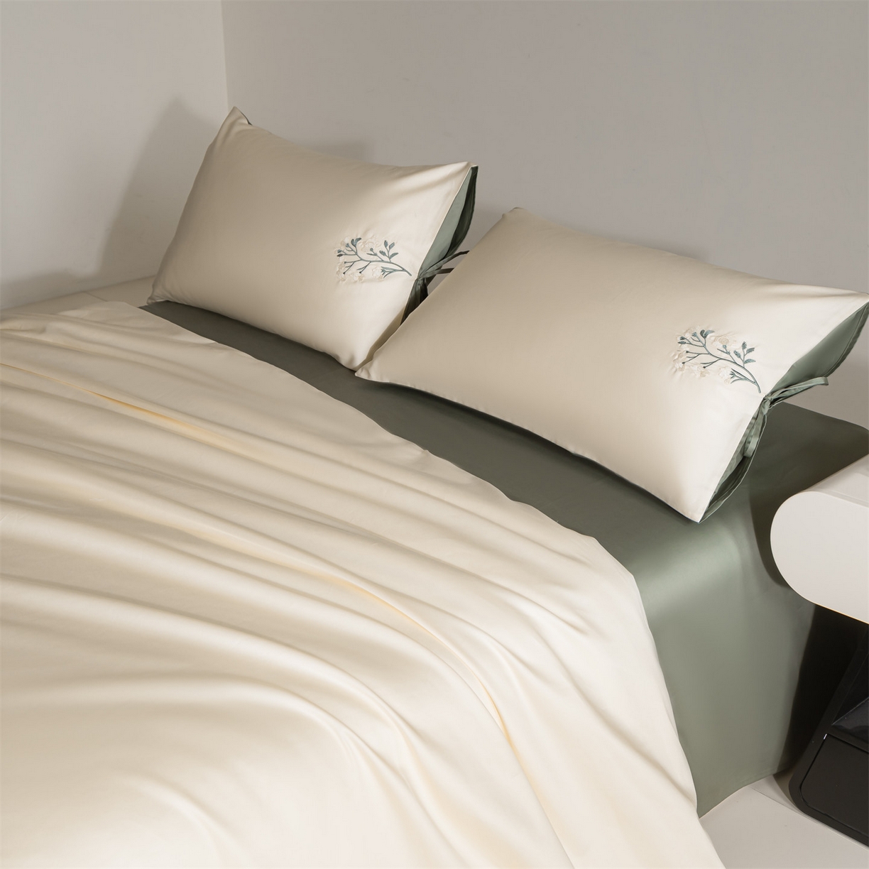 91家纺网 家纺一手货源 找家纺 DC 2026新款50S全棉花卉刺绣四件套--花屿系列 花屿-杏白+青黛绿（淡黄花）