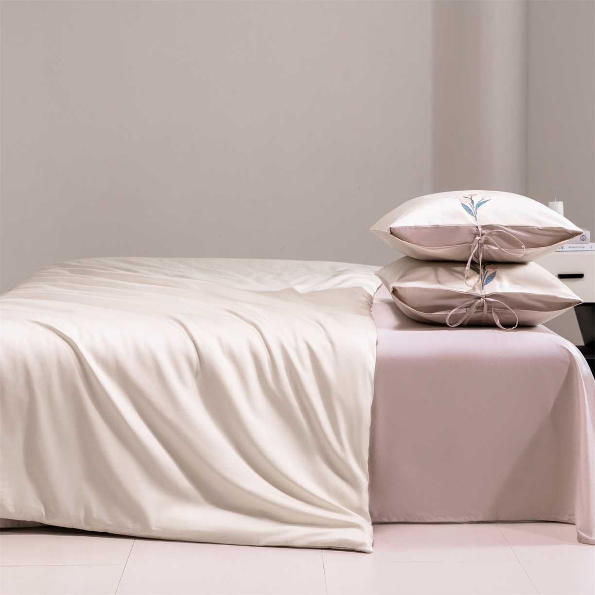 91家纺网 家纺一手货源 找家纺 DC 2026新款50S全棉花卉刺绣四件套--花屿系列 花屿-杏白+素粉（郁金香）