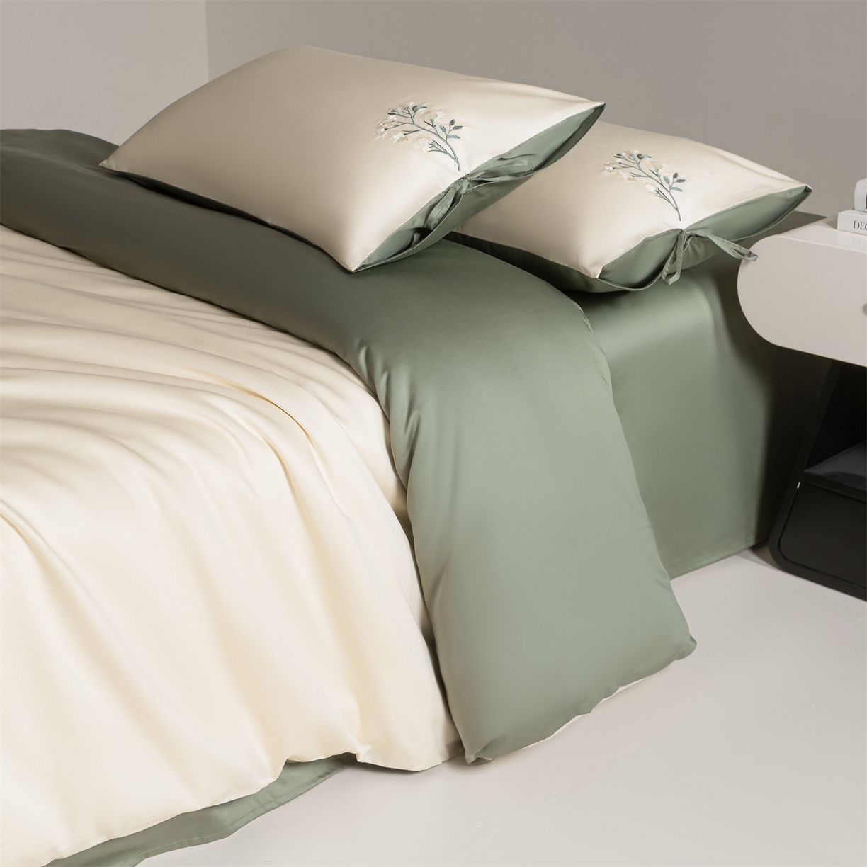 91家纺网 家纺一手货源 找家纺 DC 2026新款50S全棉花卉刺绣四件套--花屿系列 花屿-杏白+青黛绿（淡黄花）