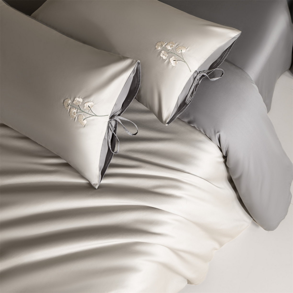 91家纺网 家纺一手货源 找家纺 DC 2026新款50S全棉花卉刺绣四件套--花屿系列 花屿-山灰+石墨灰（小白花）