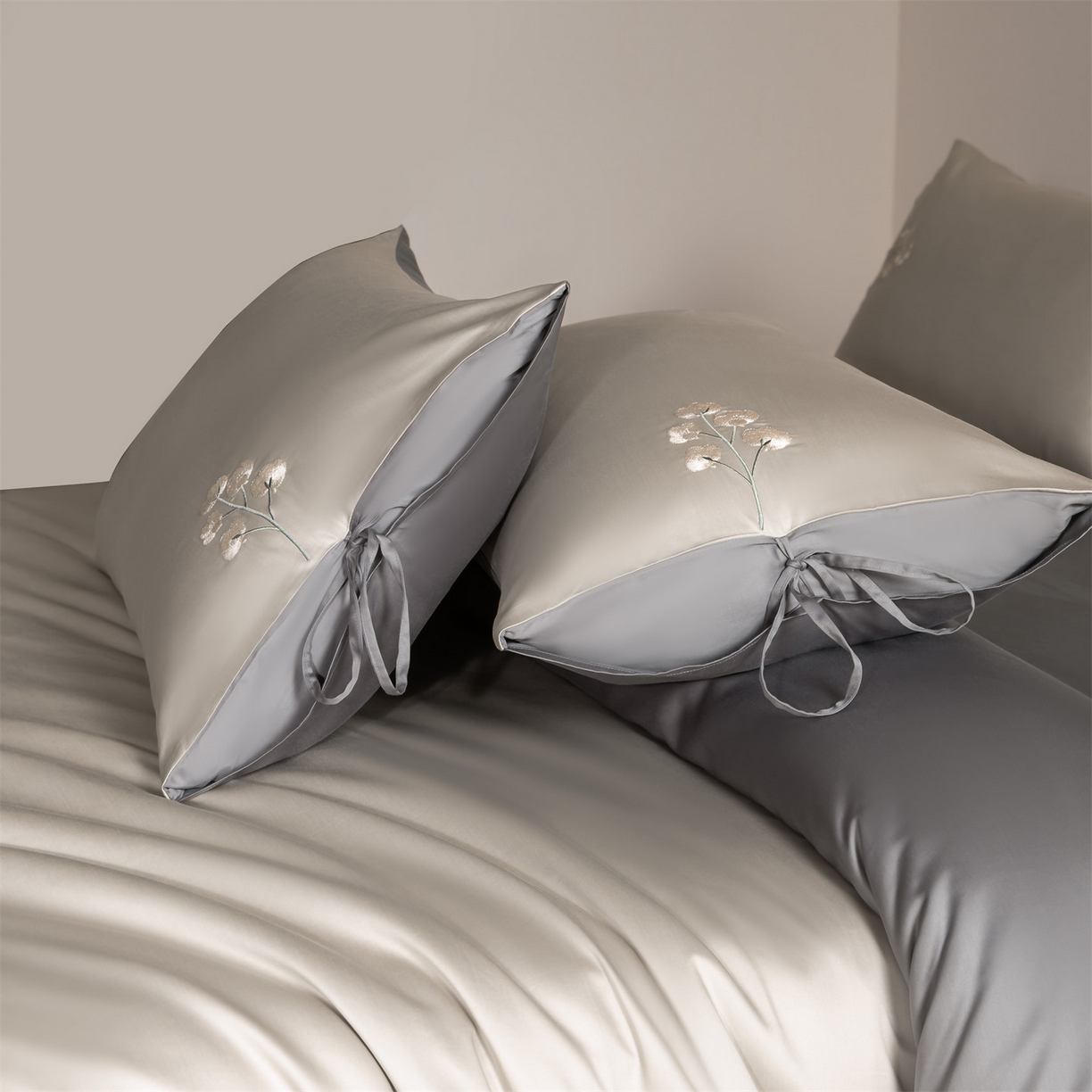 91家纺网 家纺一手货源 找家纺 DC 2026新款50S全棉花卉刺绣四件套--花屿系列 花屿-山灰+石墨灰（小白花）