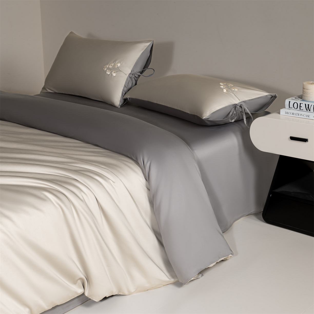 91家纺网 家纺一手货源 找家纺 DC 2026新款50S全棉花卉刺绣四件套--花屿系列 花屿-山灰+石墨灰（小白花）