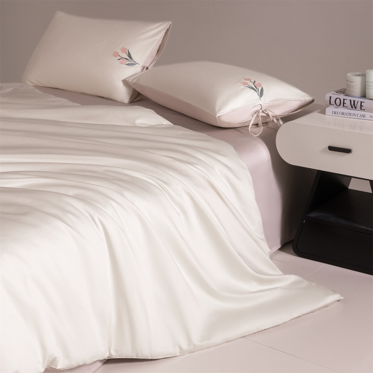 91家纺网 家纺一手货源 找家纺 DC 2026新款50S全棉花卉刺绣四件套--花屿系列 花屿-杏白+素粉（郁金香）