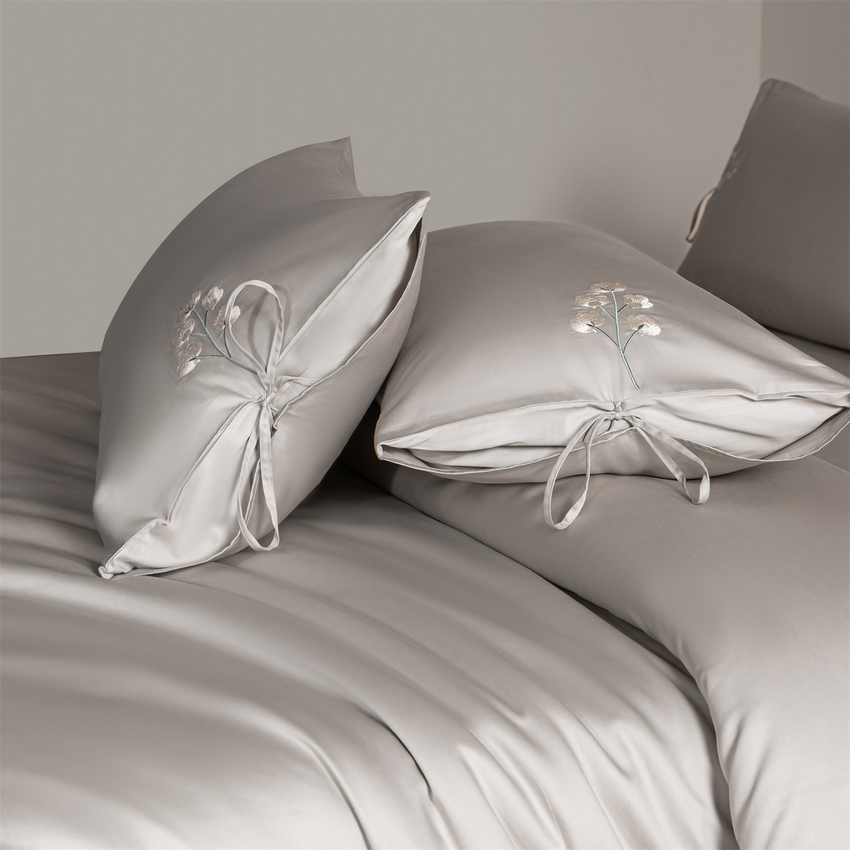 91家纺网 家纺一手货源 找家纺 DC 2026新款50S全棉花卉刺绣四件套--花屿系列 花屿-山灰（小白花）