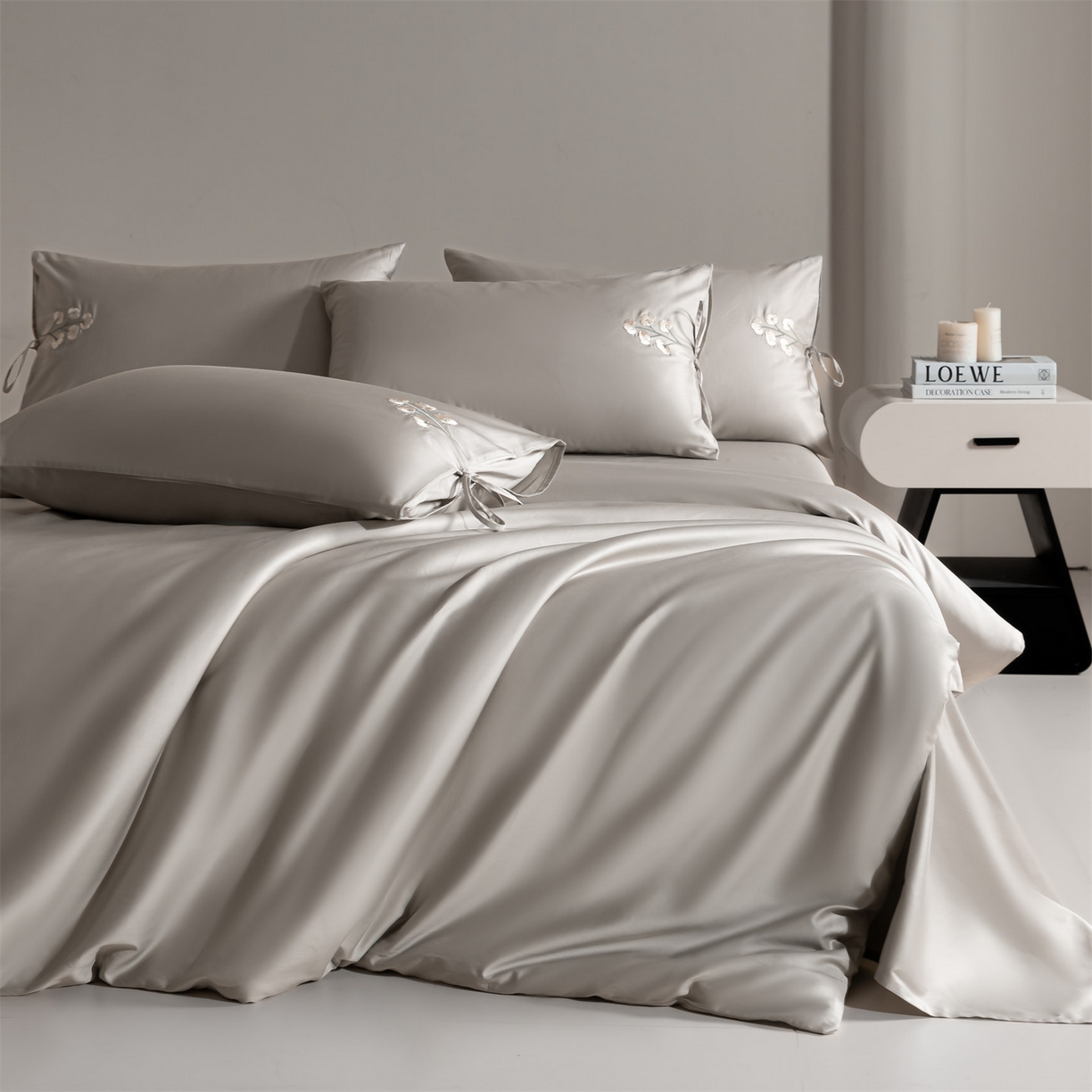 91家纺网 家纺一手货源 找家纺 DC 2026新款50S全棉花卉刺绣四件套--花屿系列 花屿-山灰（小白花）