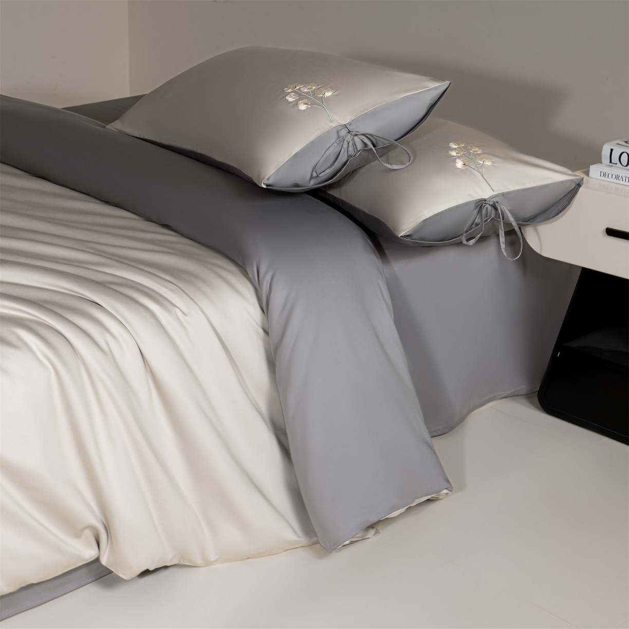 91家纺网 家纺一手货源 找家纺 DC 2026新款50S全棉花卉刺绣四件套--花屿系列 花屿-山灰+石墨灰（小白花）