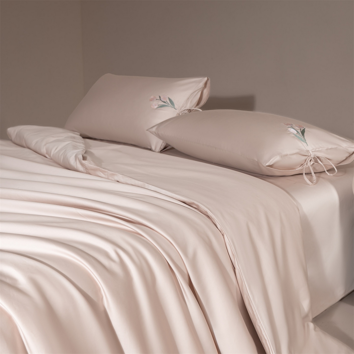 91家纺网 家纺一手货源 找家纺 DC 2026新款50S全棉花卉刺绣四件套--花屿系列 花屿-素粉（郁金香）