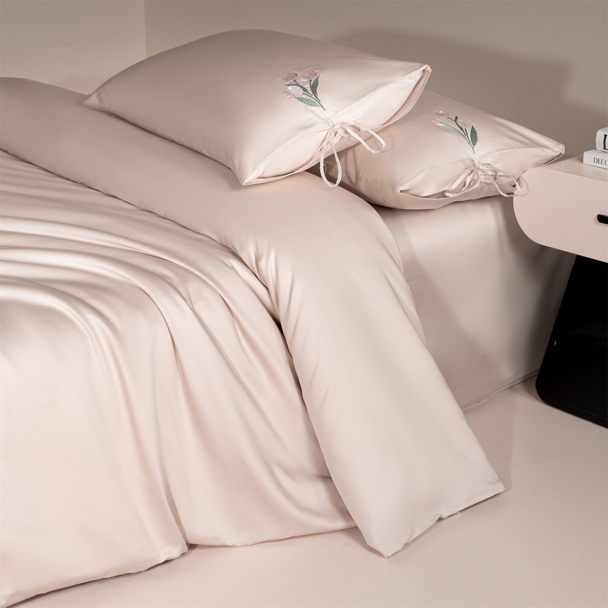 91家纺网 家纺一手货源 找家纺 DC 2026新款50S全棉花卉刺绣四件套--花屿系列 花屿-素粉（郁金香）