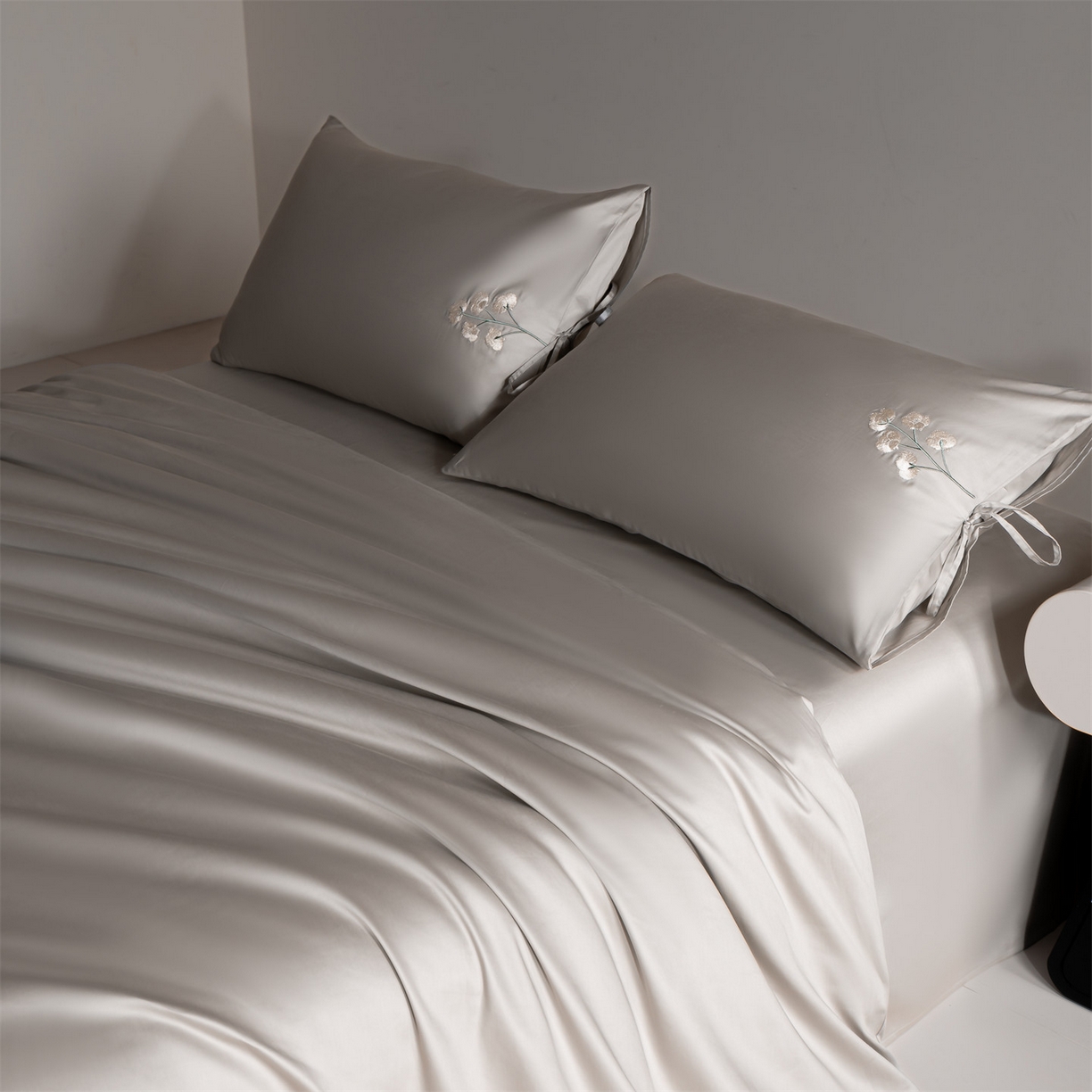 91家纺网 家纺一手货源 找家纺 DC 2026新款50S全棉花卉刺绣四件套--花屿系列 花屿-山灰（小白花）