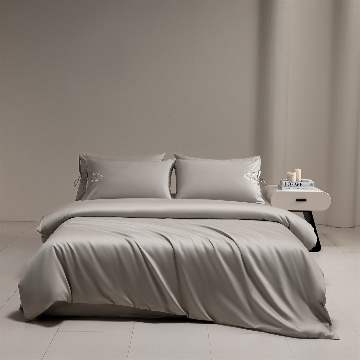 91家纺网 家纺一手货源 找家纺 DC 2026新款50S全棉花卉刺绣四件套--花屿系列 花屿-山灰（小白花）