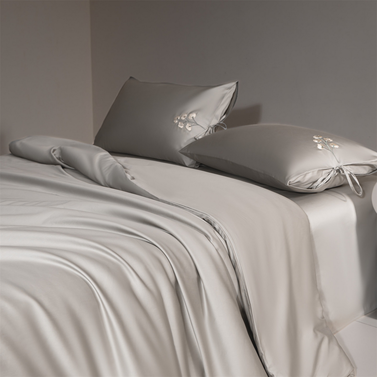 91家纺网 家纺一手货源 找家纺 DC 2026新款50S全棉花卉刺绣四件套--花屿系列 花屿-山灰（小白花）