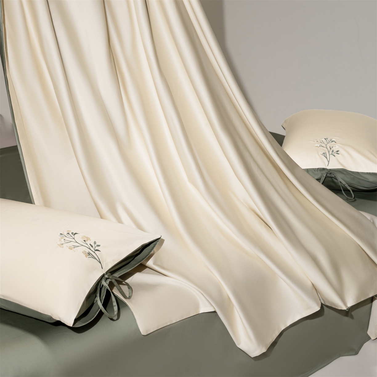 91家纺网 家纺一手货源 找家纺 DC 2026新款50S全棉花卉刺绣四件套--花屿系列 花屿-杏白+青黛绿（淡黄花）