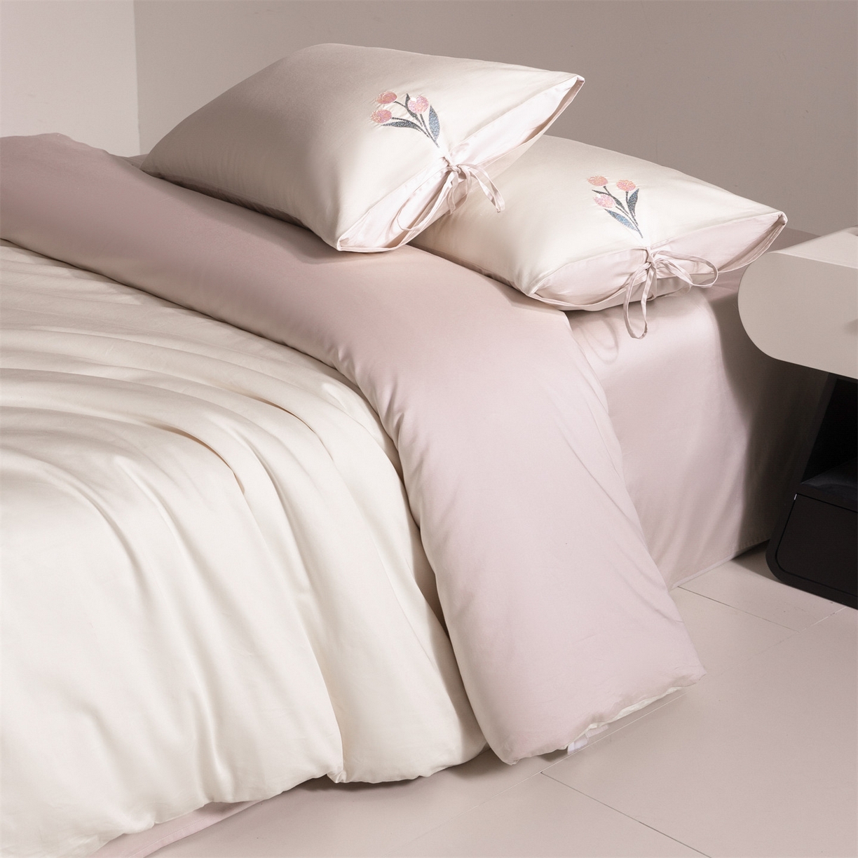 91家纺网 家纺一手货源 找家纺 DC 2026新款50S全棉花卉刺绣四件套--花屿系列 花屿-杏白+素粉（郁金香）