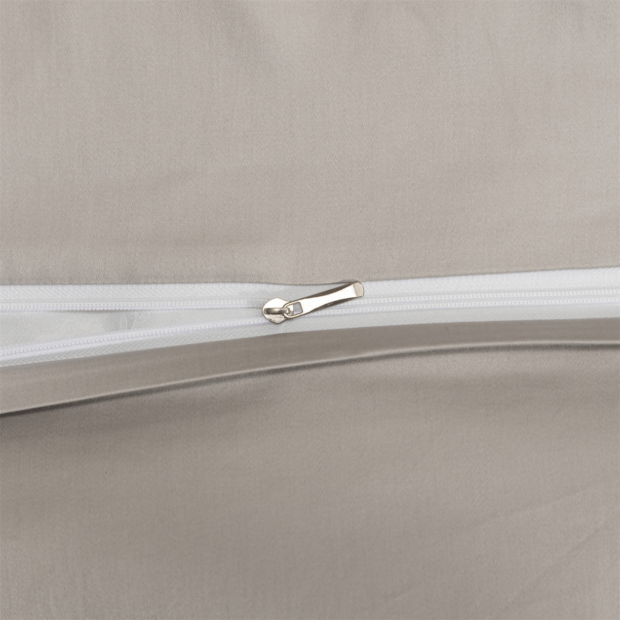 91家纺网 家纺一手货源 找家纺 DC 2026新款50S全棉花卉刺绣四件套--花屿系列 花屿-山灰（小白花）