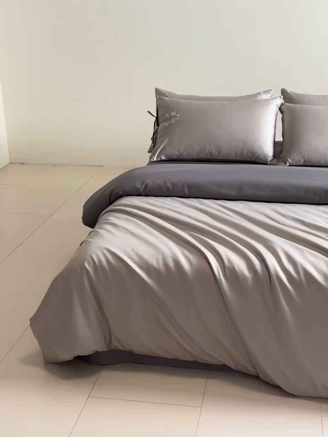 91家纺网 家纺一手货源 找家纺 DC 2026新款50S全棉花卉刺绣四件套--花屿系列 花屿-山灰+石墨灰（小白花）