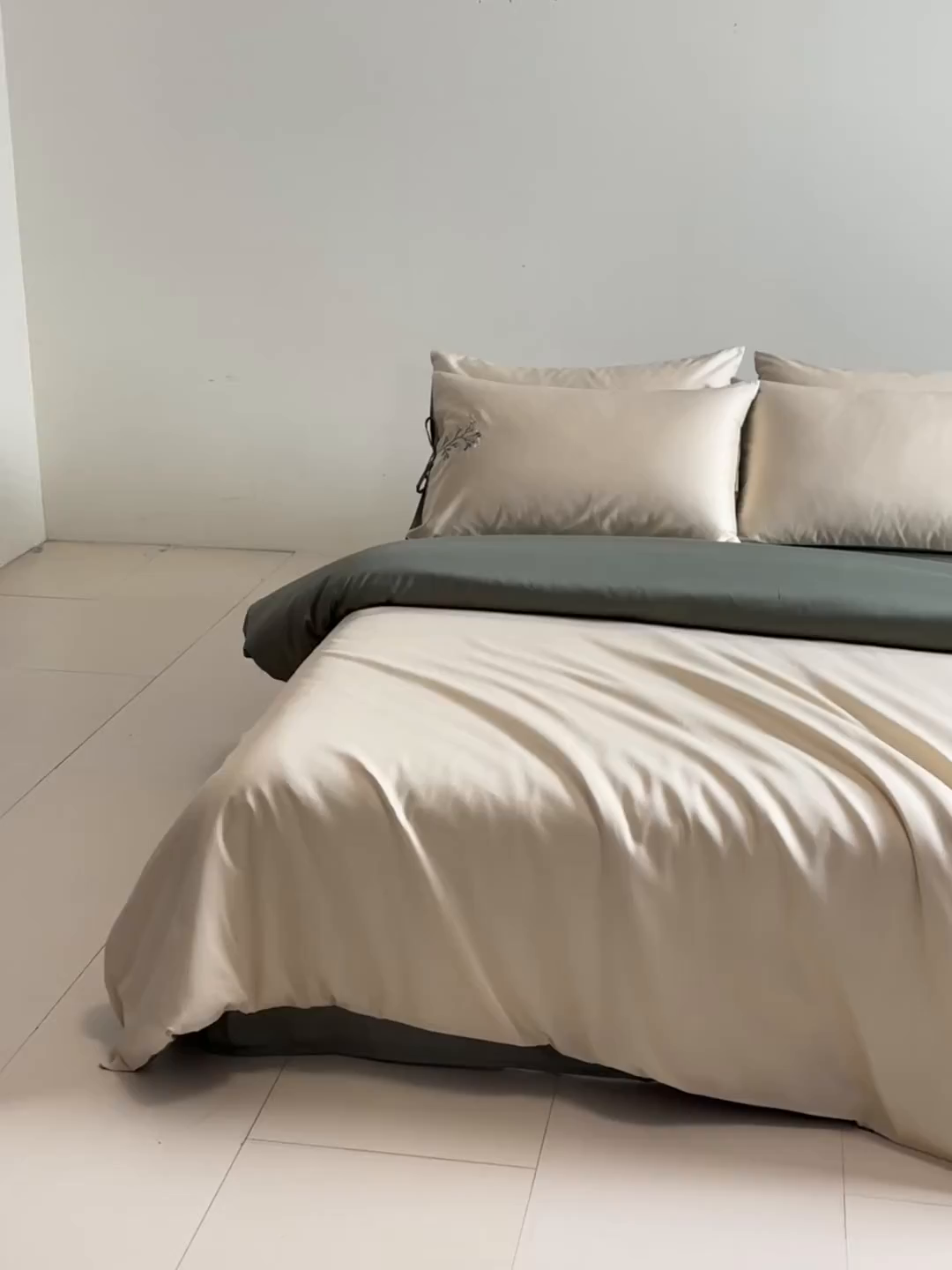 91家纺网 家纺一手货源 找家纺 DC 2026新款50S全棉花卉刺绣四件套--花屿系列 花屿-杏白+青黛绿（淡黄花）