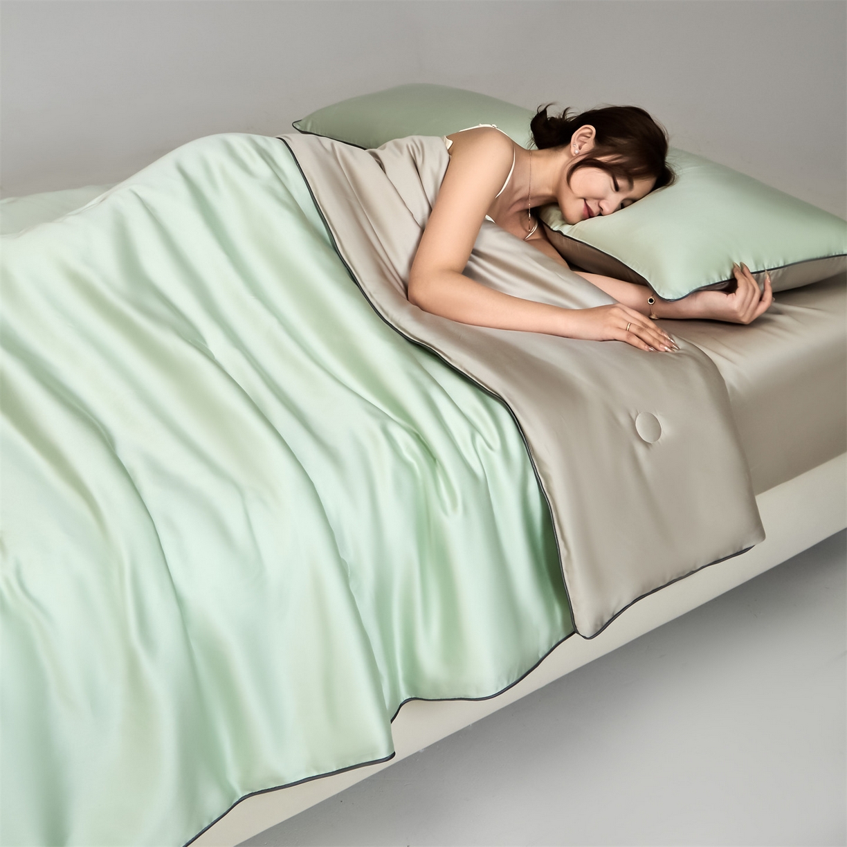 91家纺网 家纺一手货源 找家纺 无界 2026新款天丝夏被-麻绳双拼-温妮 温妮 亚丁绿+冰川灰