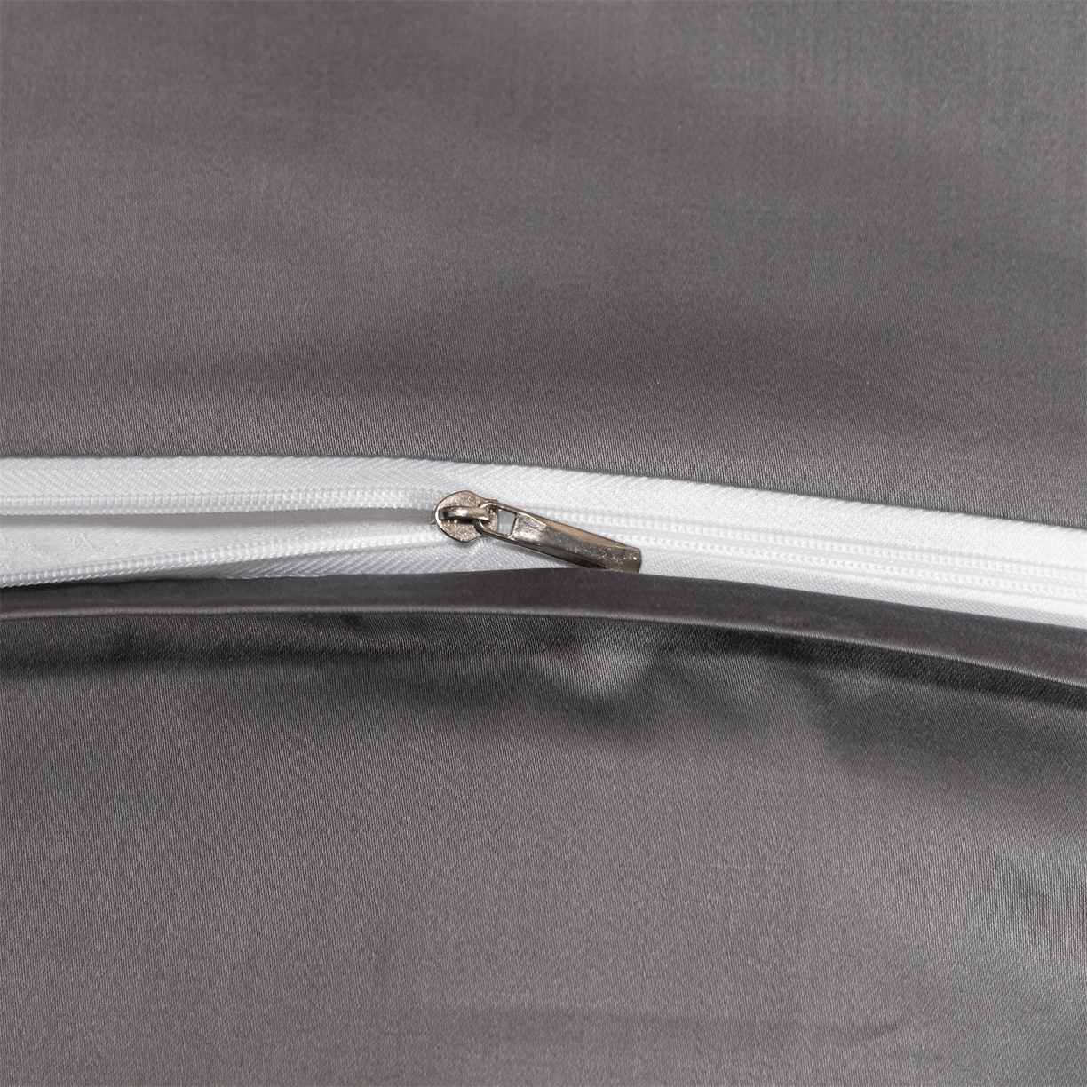 91家纺网 家纺一手货源 找家纺 DC 2026新款50S全棉花卉刺绣四件套--花屿系列 花屿-山灰+石墨灰（小白花）