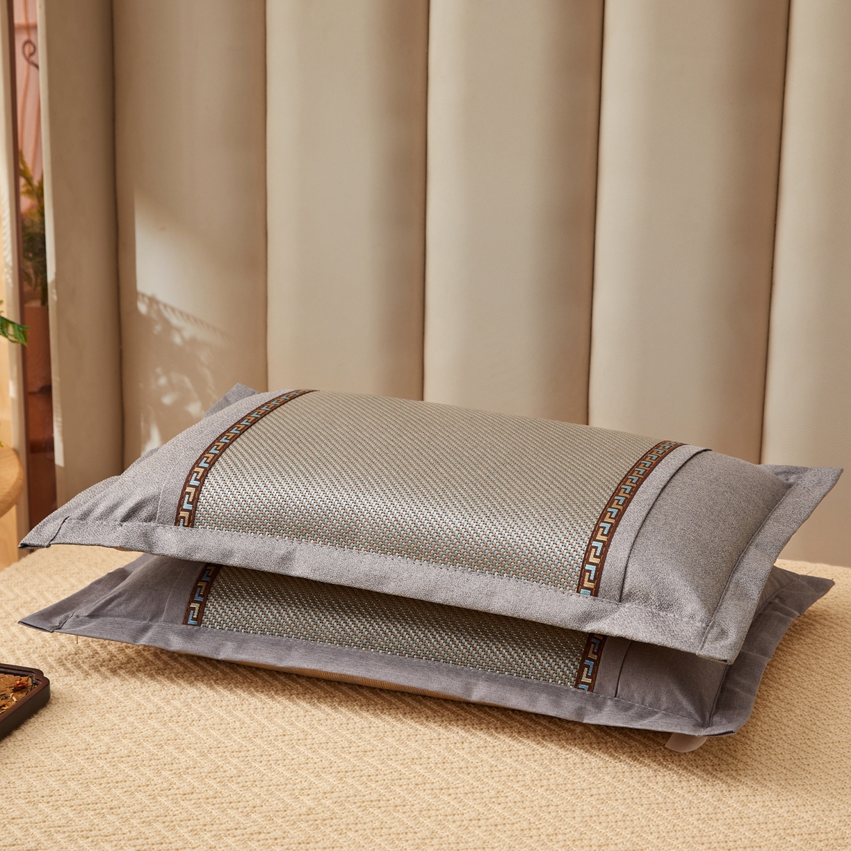 91家纺网 家纺一手货源 找家纺 小桃姐家纺 2026新款夏凉枕清凉藤席凉席花草枕头枕芯藤面竹席枕头-系列二 回纹直角冰藤枕-浅灰