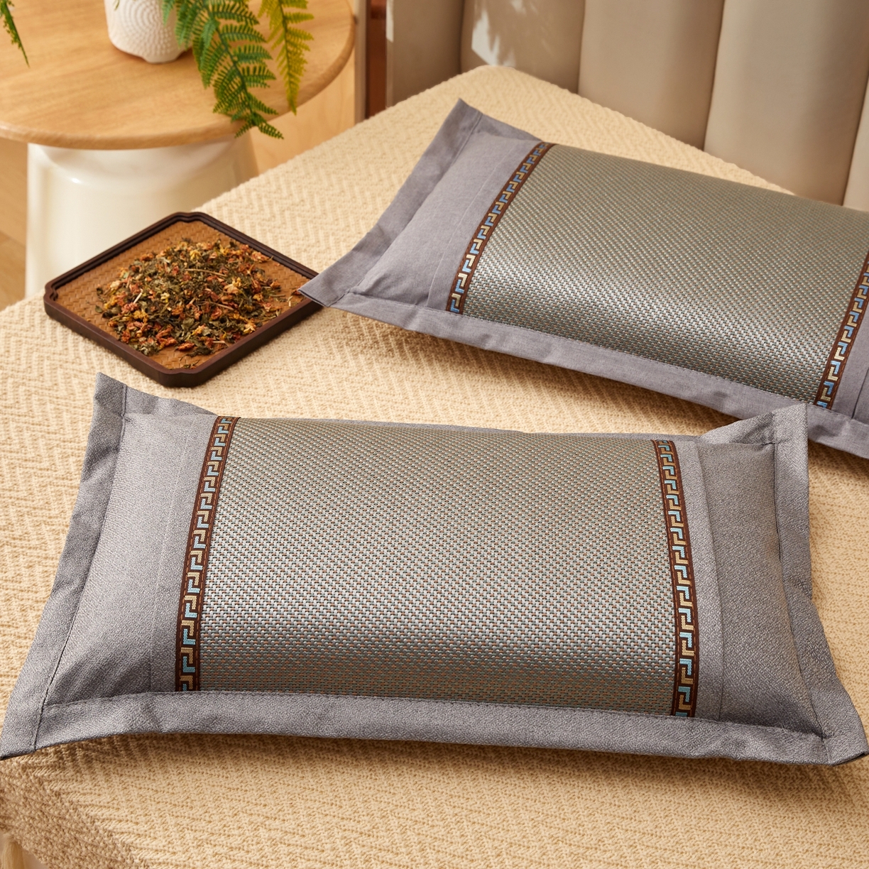 91家纺网 家纺一手货源 找家纺 小桃姐家纺 2026新款夏凉枕清凉藤席凉席花草枕头枕芯藤面竹席枕头-系列二 回纹直角冰藤枕-浅灰