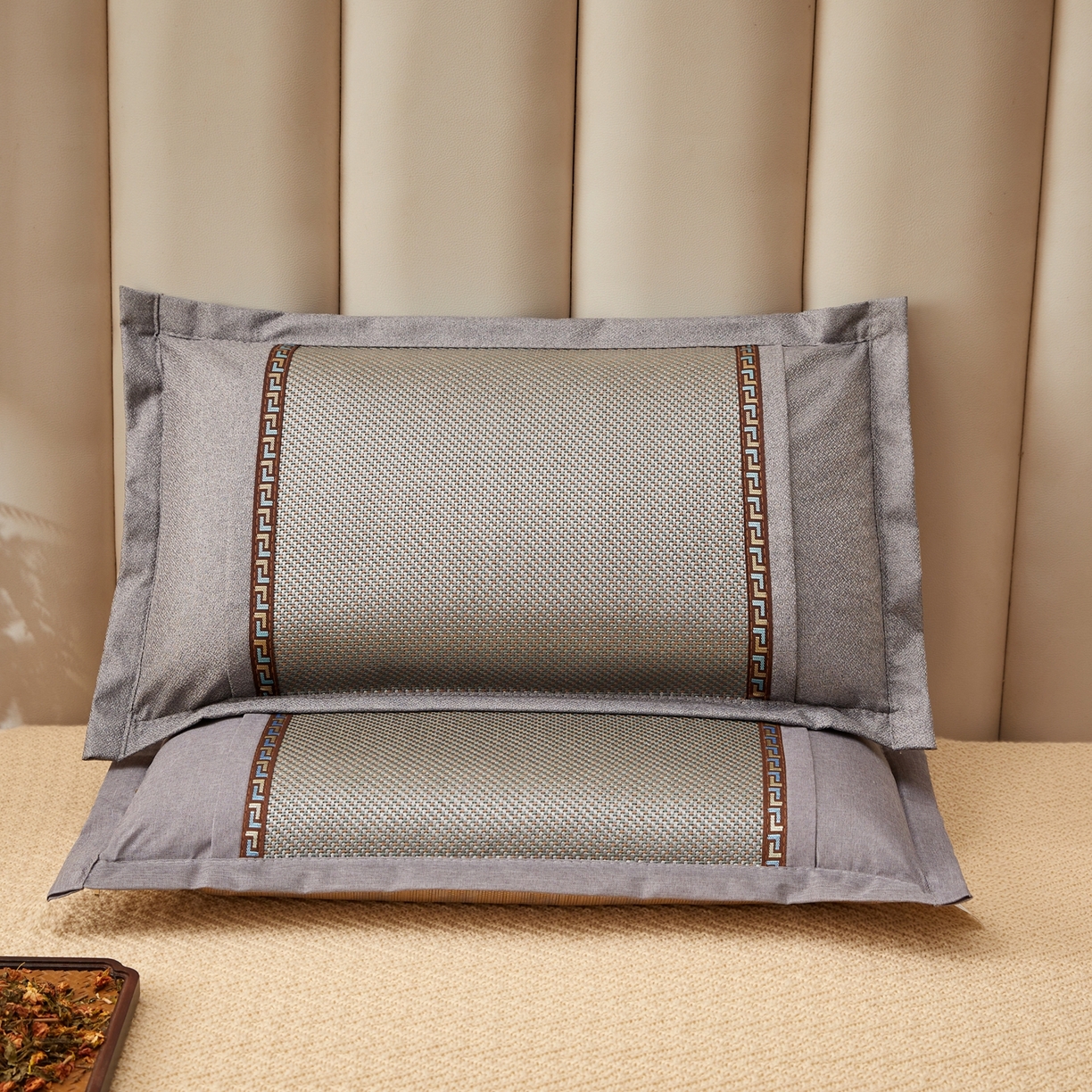 91家纺网 家纺一手货源 找家纺 小桃姐家纺 2026新款夏凉枕清凉藤席凉席花草枕头枕芯藤面竹席枕头-系列二 回纹直角冰藤枕-浅灰