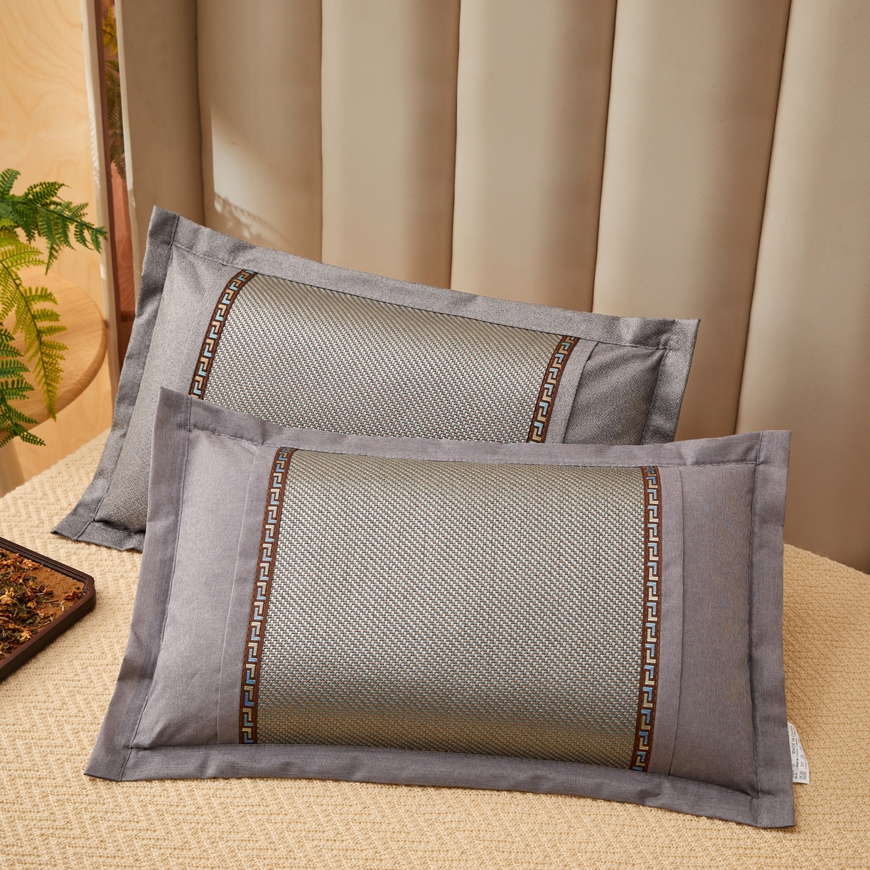 91家纺网 家纺一手货源 找家纺 小桃姐家纺 2026新款夏凉枕清凉藤席凉席花草枕头枕芯藤面竹席枕头-系列二 回纹直角冰藤枕-浅灰