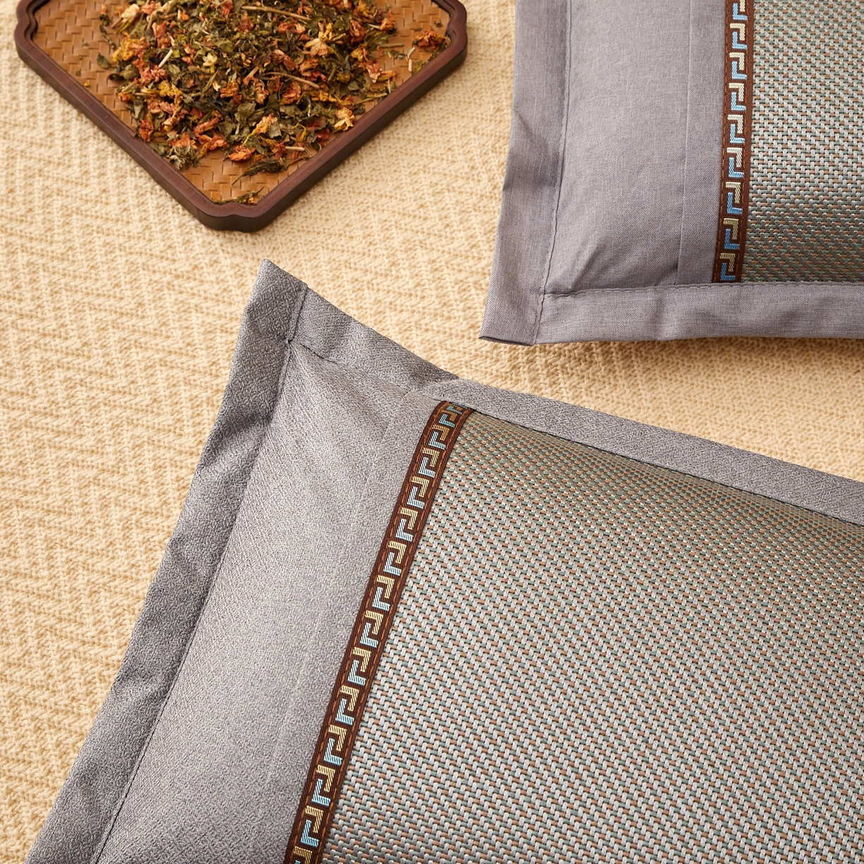 91家纺网 家纺一手货源 找家纺 小桃姐家纺 2026新款夏凉枕清凉藤席凉席花草枕头枕芯藤面竹席枕头-系列二 回纹直角冰藤枕-浅灰