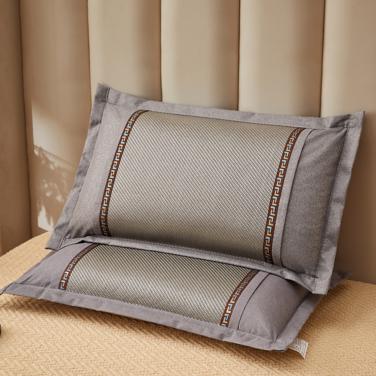 91家纺网 家纺一手货源 找家纺 小桃姐家纺 2026新款夏凉枕清凉藤席凉席花草枕头枕芯藤面竹席枕头-系列二 回纹直角冰藤枕-浅灰