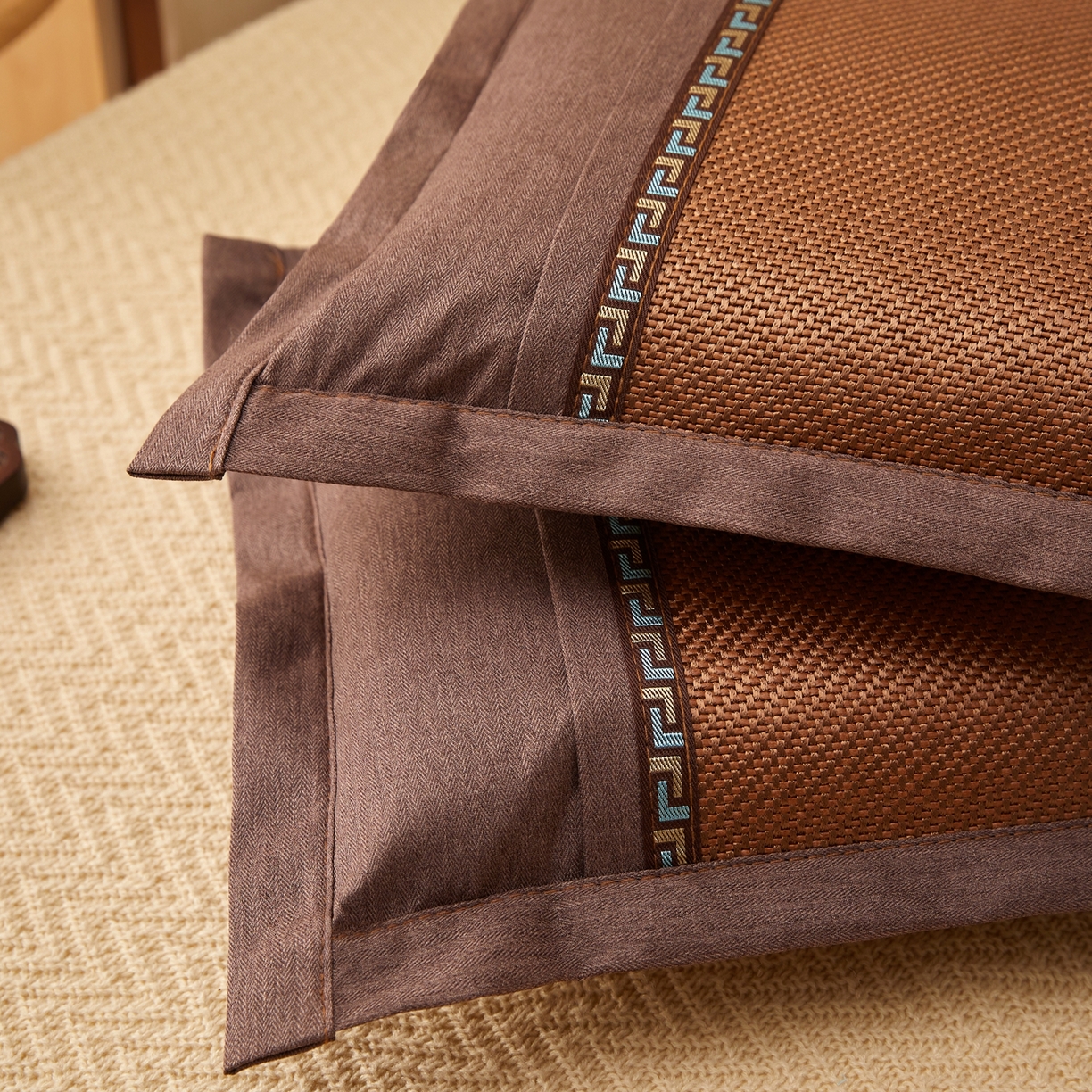 91家纺网 家纺一手货源 找家纺 小桃姐家纺 2026新款夏凉枕清凉藤席凉席花草枕头枕芯藤面竹席枕头-系列二 回纹直角冰藤枕-深咖