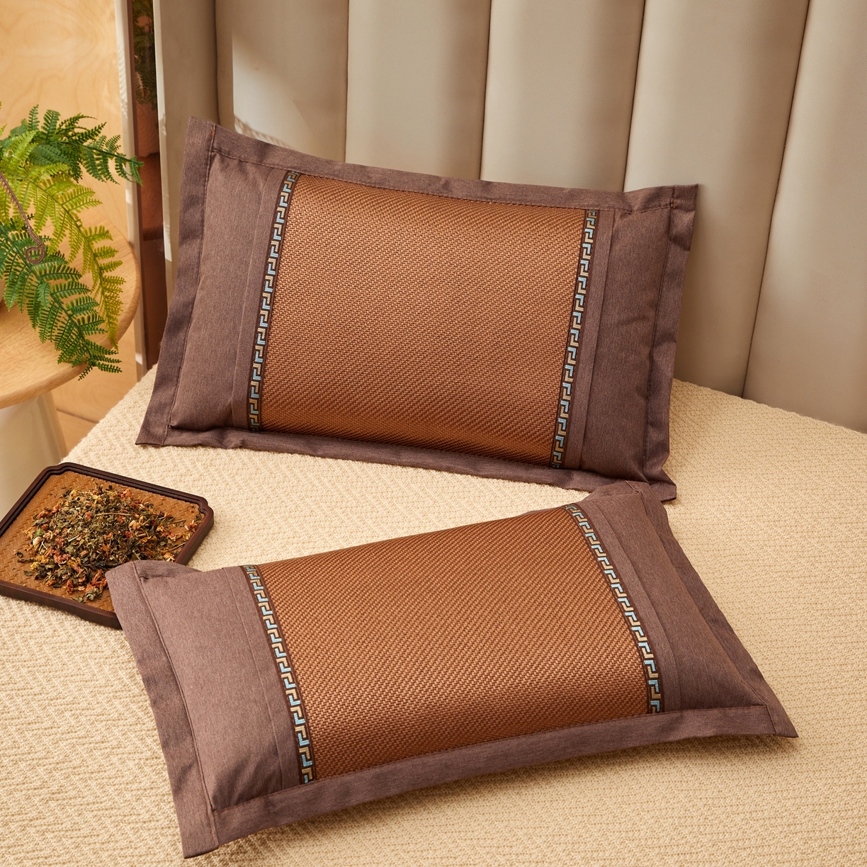 91家纺网 家纺一手货源 找家纺 小桃姐家纺 2026新款夏凉枕清凉藤席凉席花草枕头枕芯藤面竹席枕头-系列二 回纹直角冰藤枕-深咖